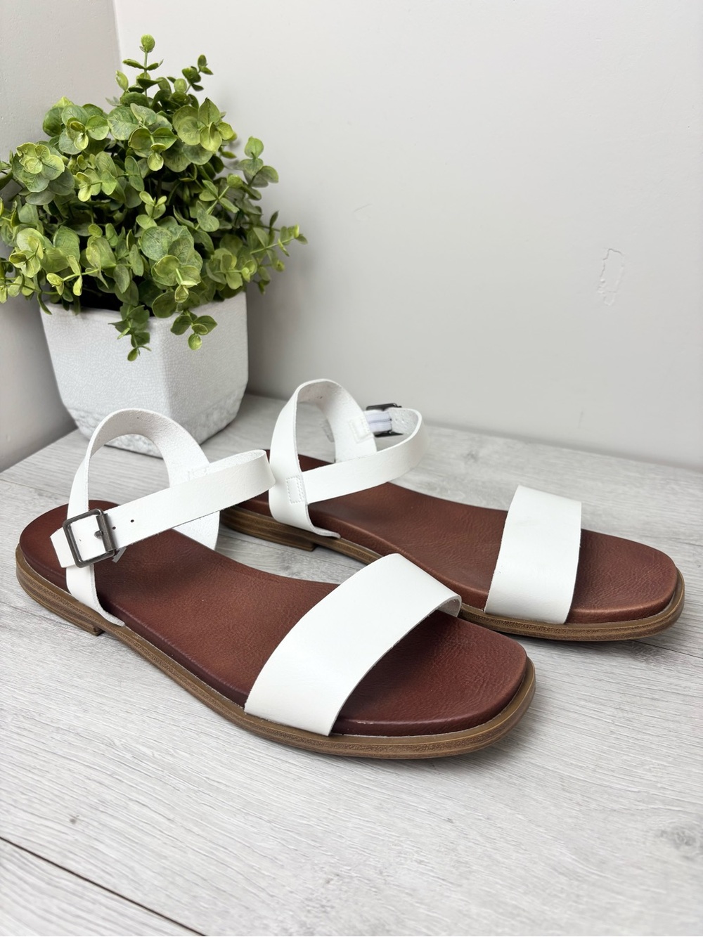 MIA Karina White Flat Sandals Ankle Strap Buckle Size 8.5 Boho Casual